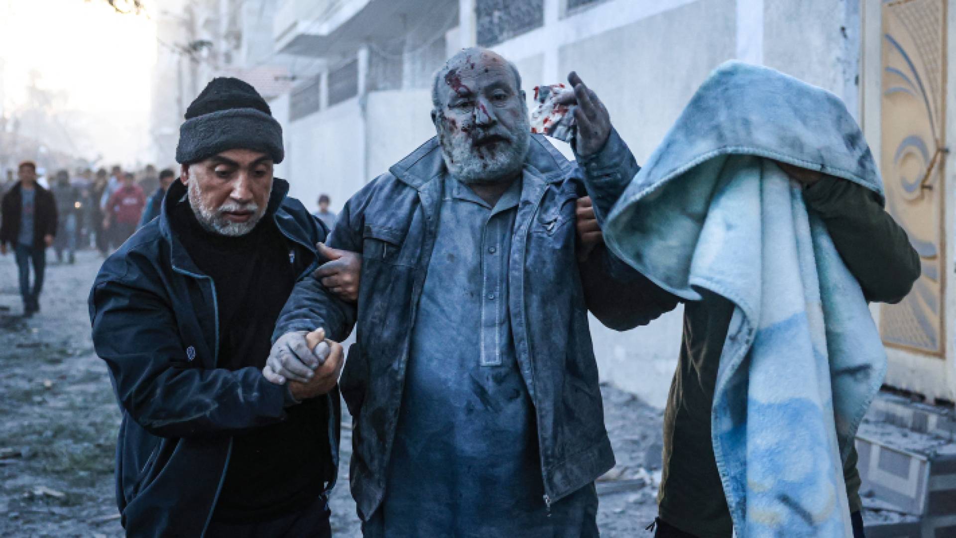 فلسطينيون يساعدون رجلا أصيب في غارة للاحتلال في غزة