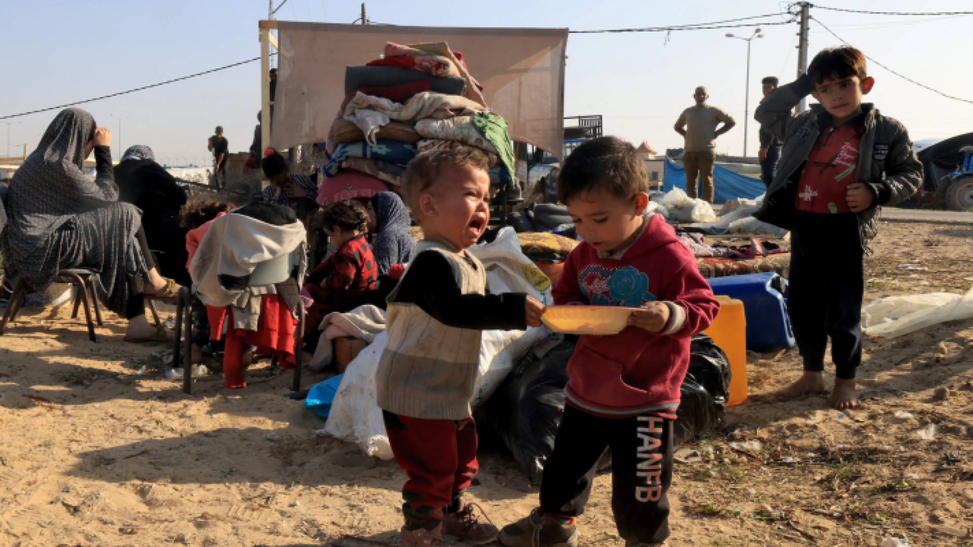 أطفال غزة بين الخيام وتحت تهديد القصف