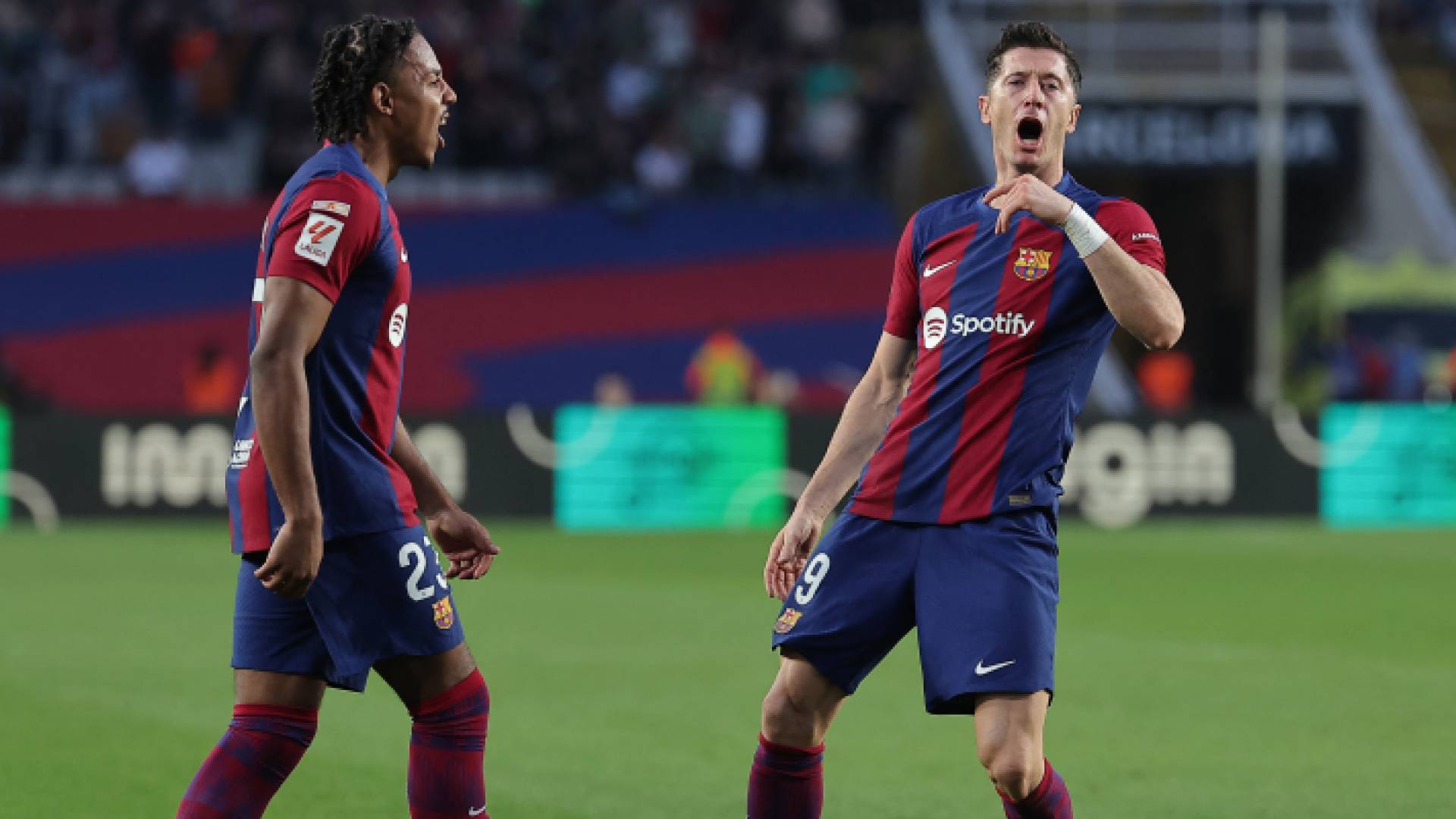 لاعبو برشلونة يحتفلون بهدف