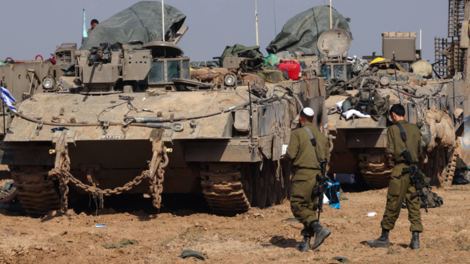 جنود من الاحتلال أمام دبابتين عسكريتين