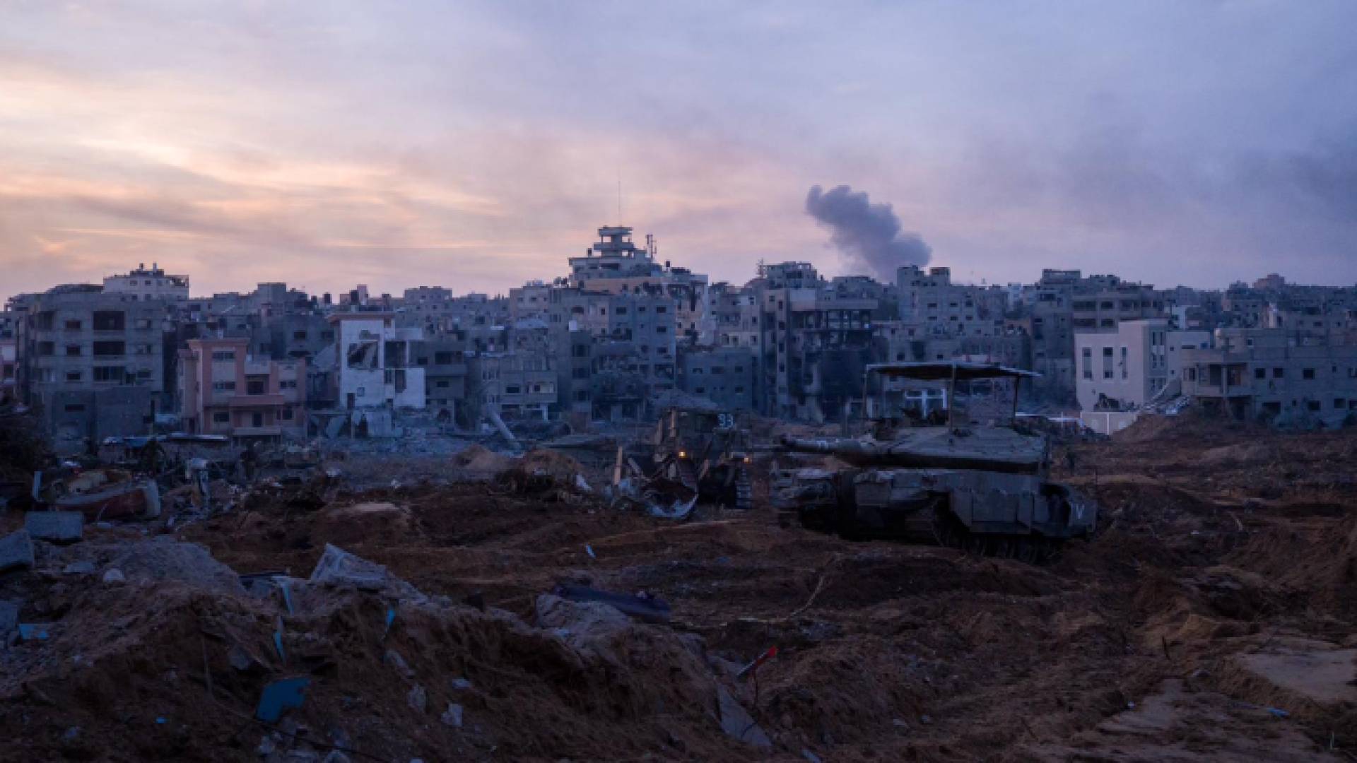 دبابات تابعة لقوات الاحتلال داخل غحدى مناطق قطاع غزة