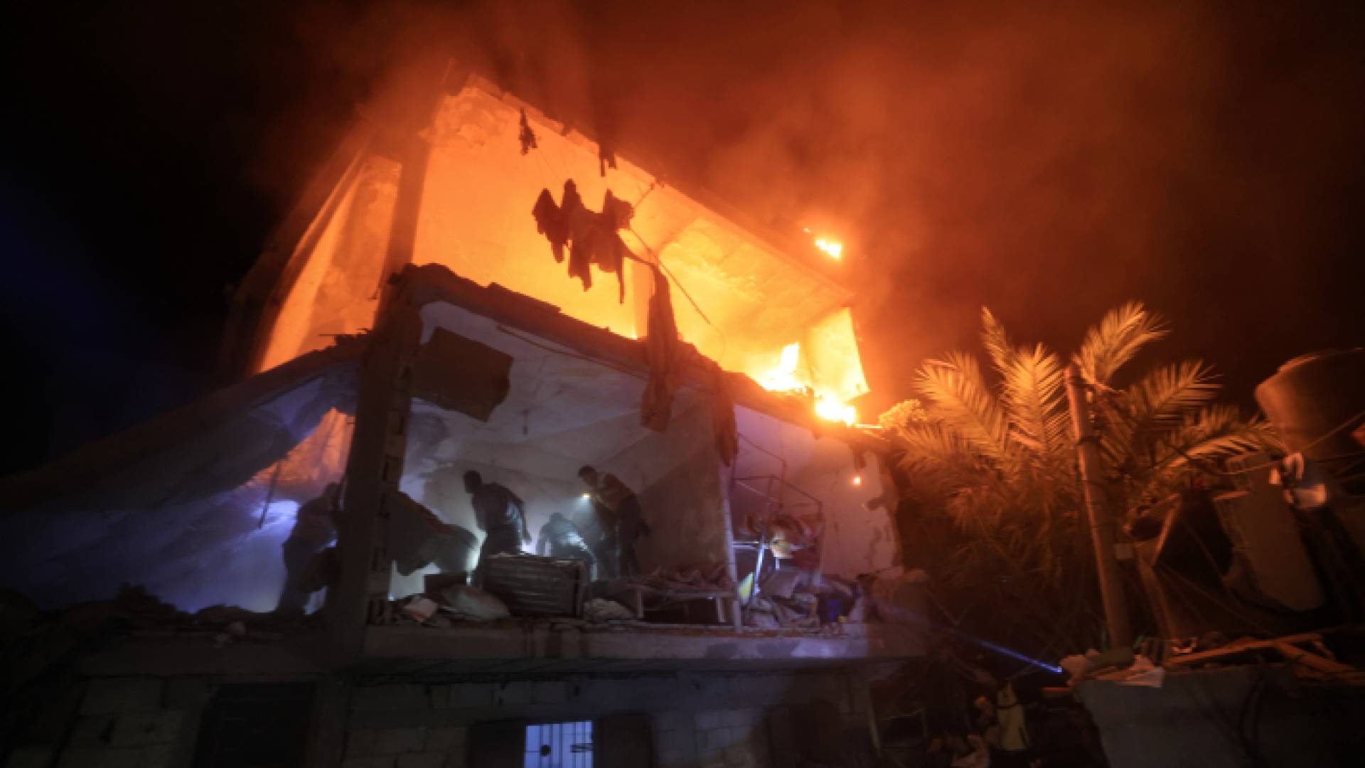 الصورة من اشتعال النيران في أحد المنازل بغزة بعد استهدافه