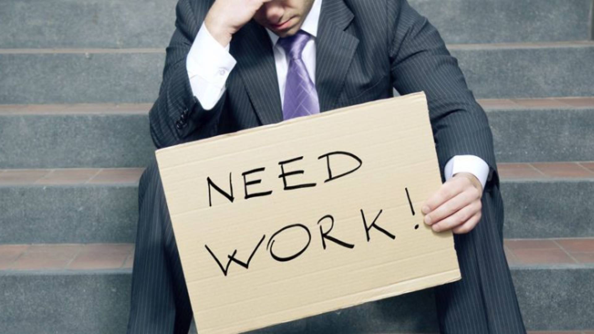 شخص يحمل يافطة "أريد عملا"