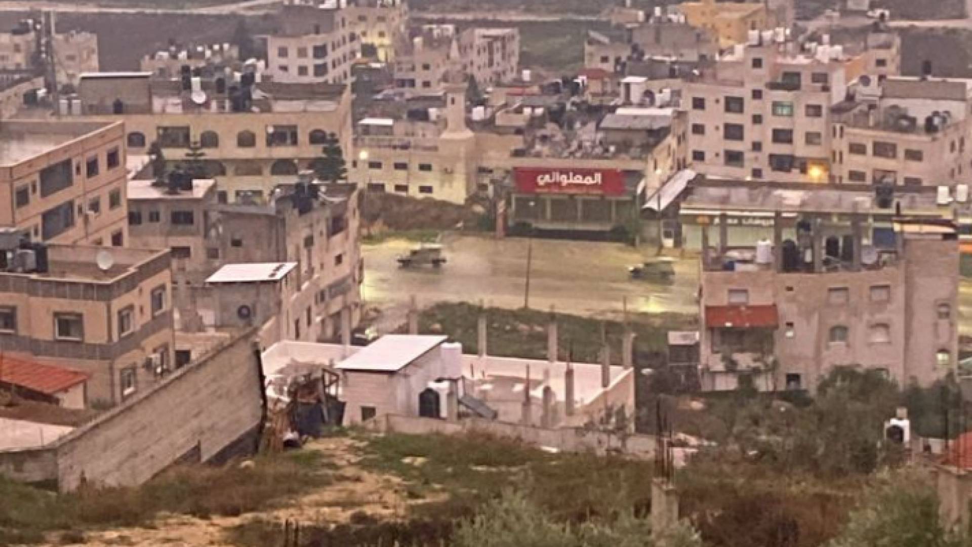 دورية للاحتلال تجوب أحد شوارع مدينة نابلس