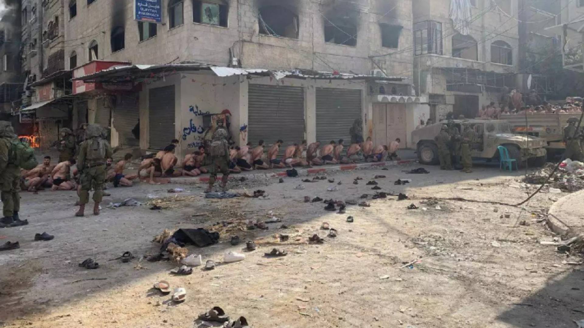 الاحتلال يعتقل عشرات الفلسطينيين في غزة وينكل بهم