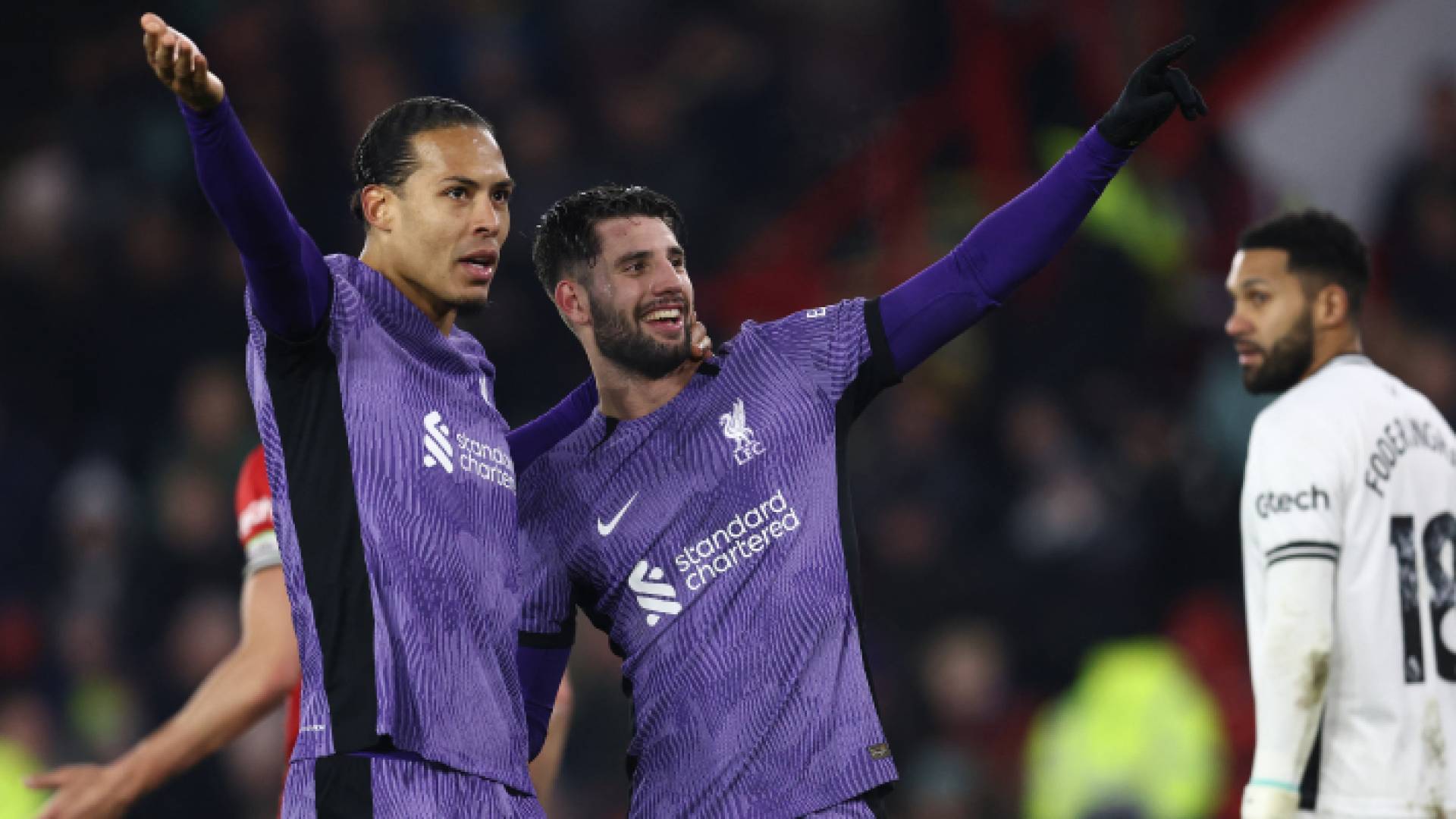 لاعبو ليفربول يحتفلون بالفوز