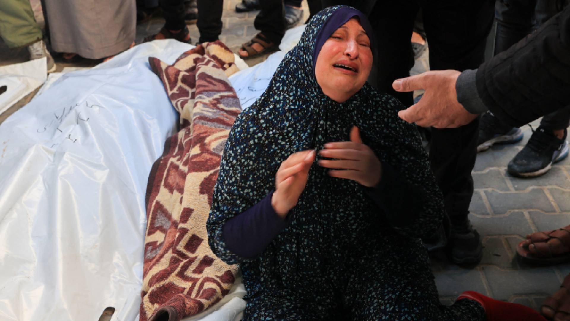 فلسطينية تبكي بعد ارتقاء أفراد من عائلتها في قصف للاحتلال