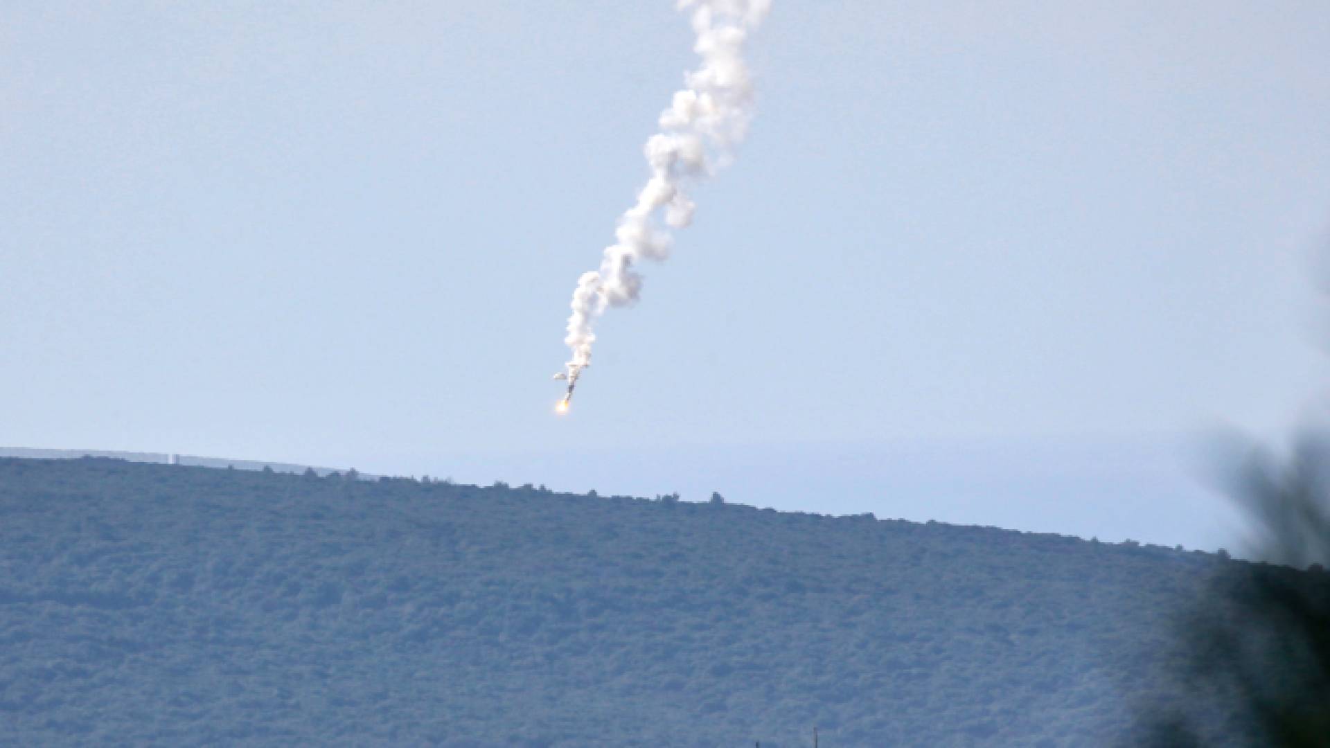 قوات الاحتلال تطلق قذائف مضيئة فوق منطقة غابات بالقرب من علما الشعب في جنوب لبنان