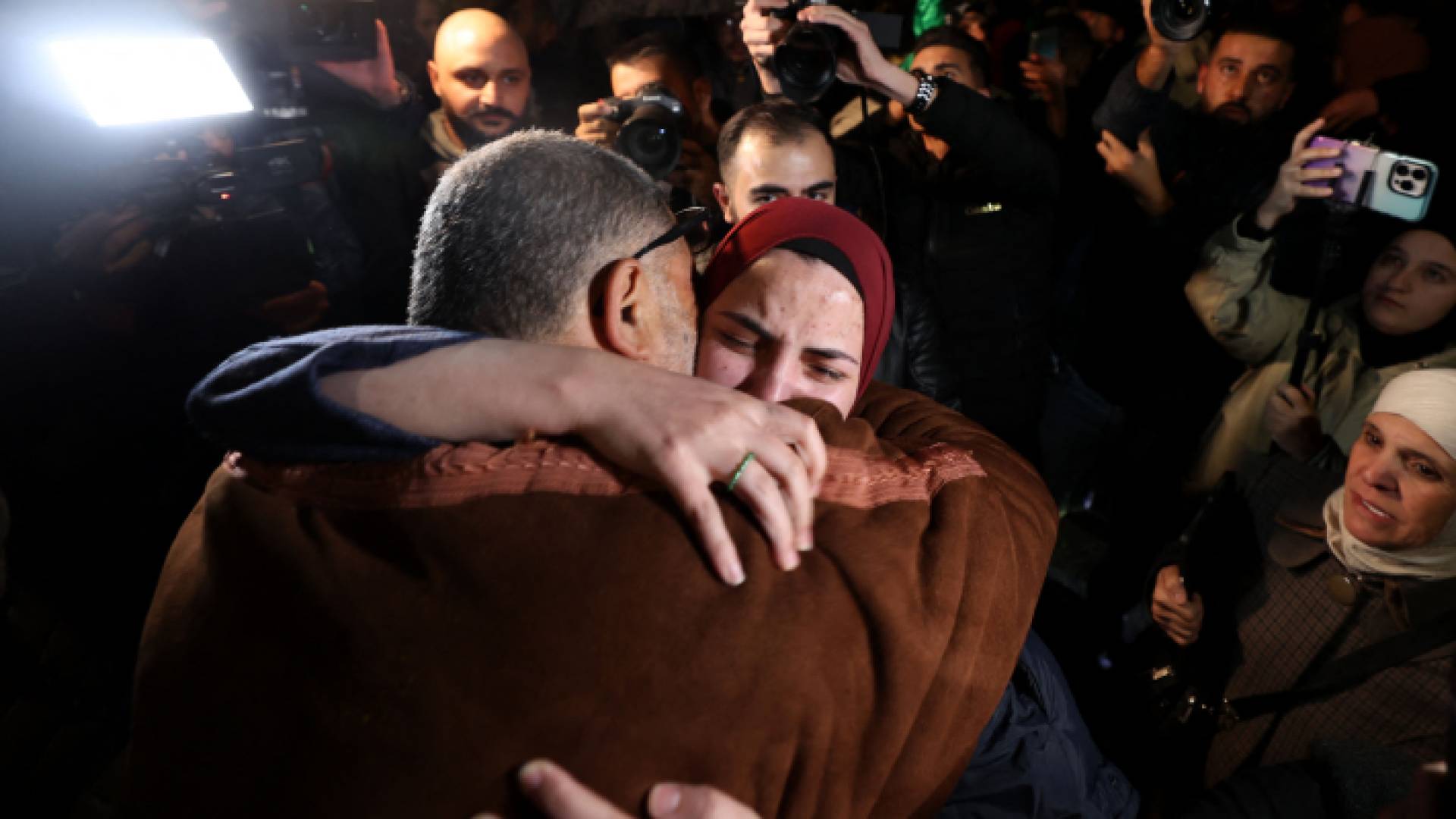 أثناء الإفراج عن أحد الأسيرات من سجون الاحتلال