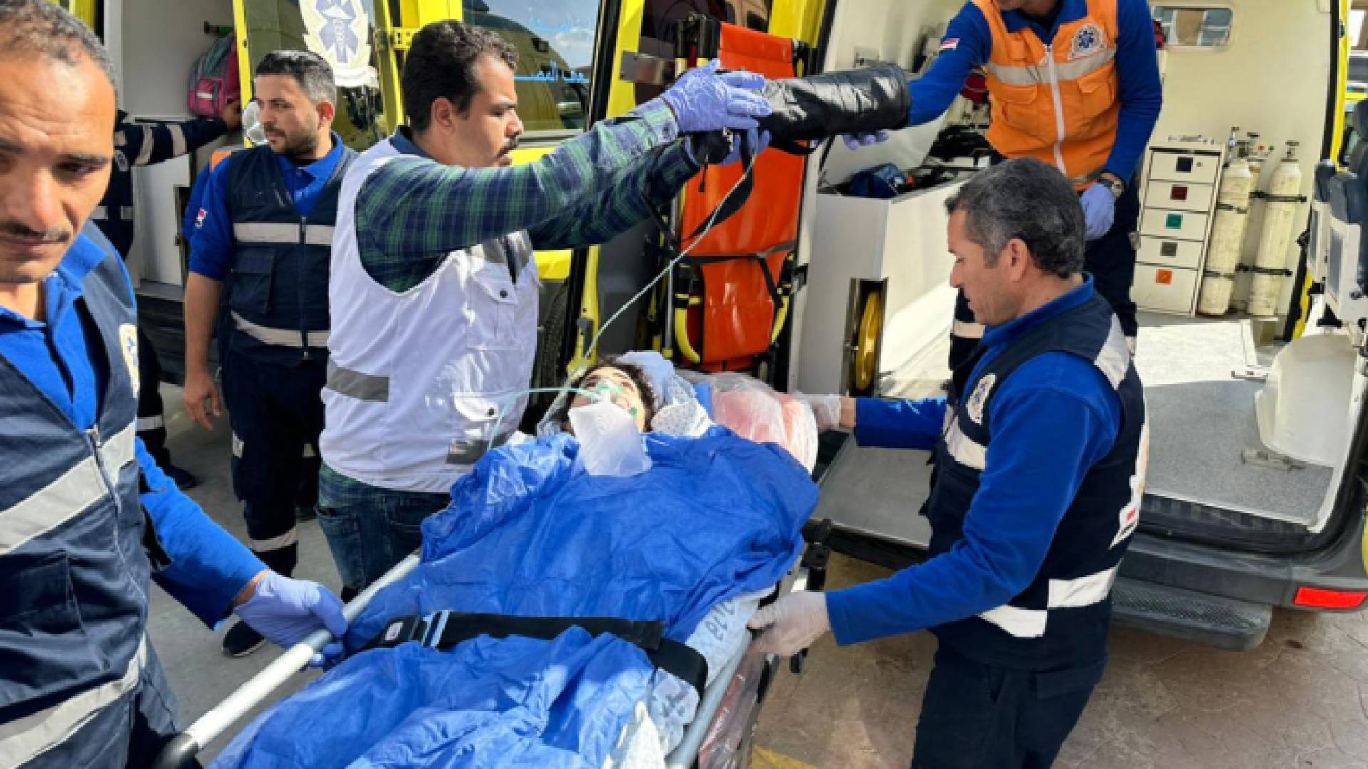 نقل مصاب أصيب بقصف الاحتلال عبر معبر رفح