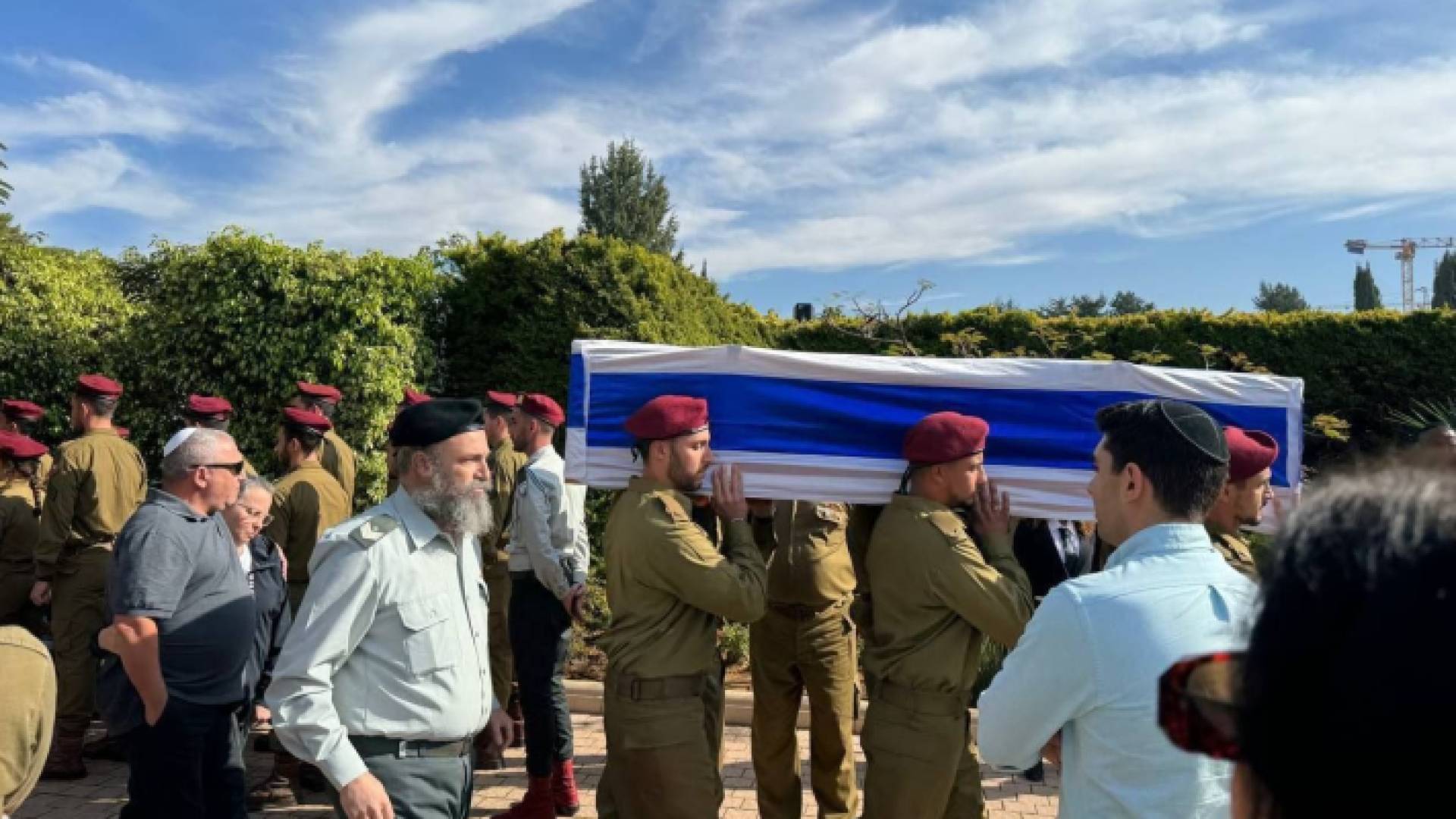 جانب من مراسم دفن غال آيزنكوت