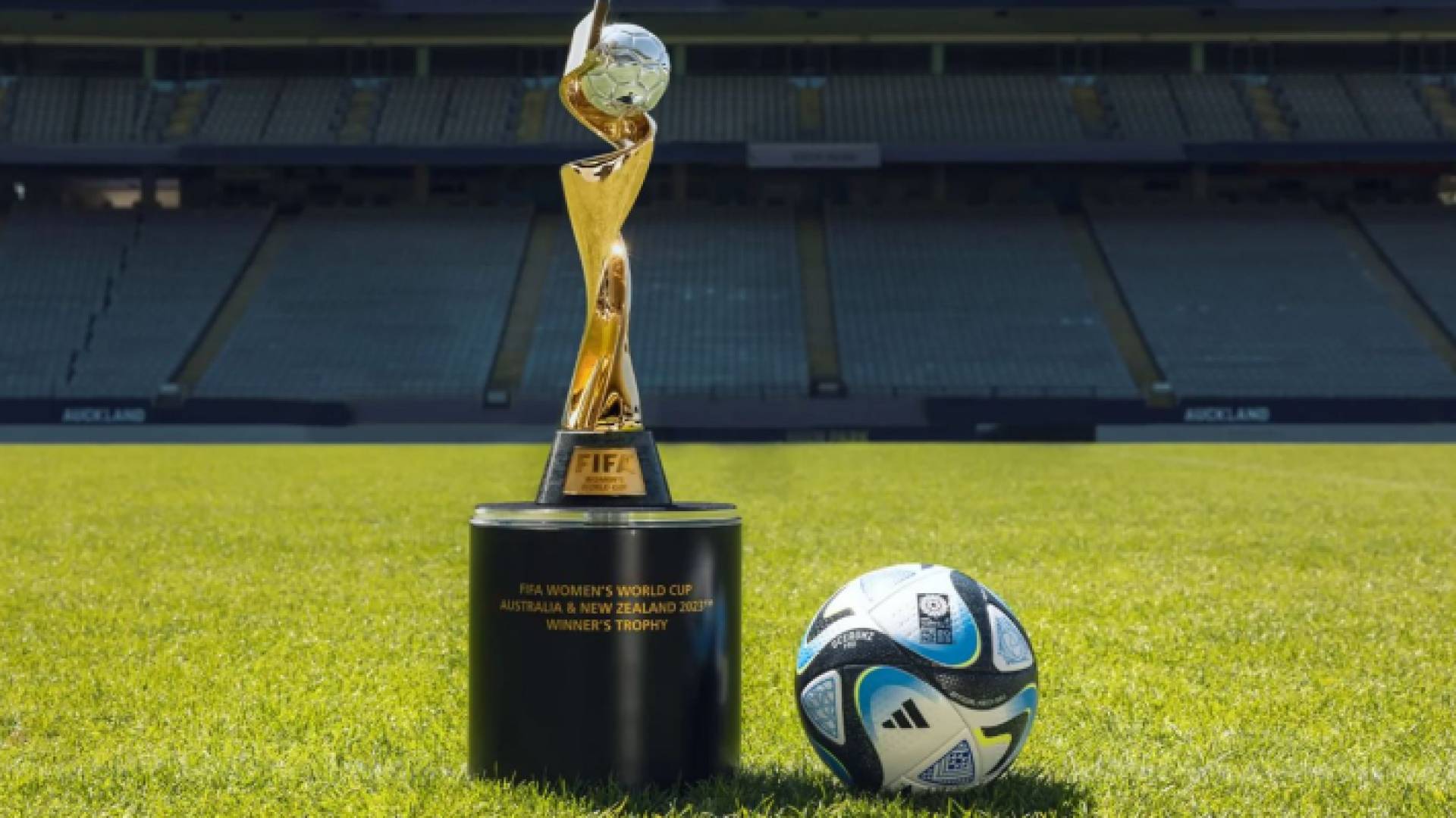 مجسم كأس العالم للسيدات