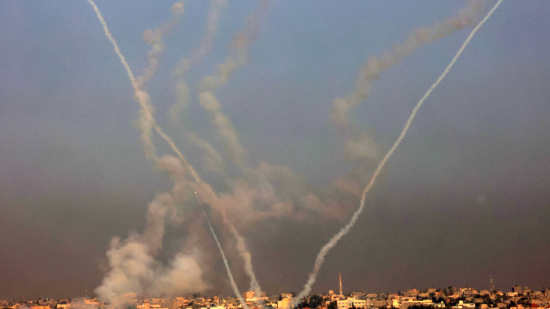 وابل من الصواريخ أطلقتها المقاومة تجاه تل أبيب