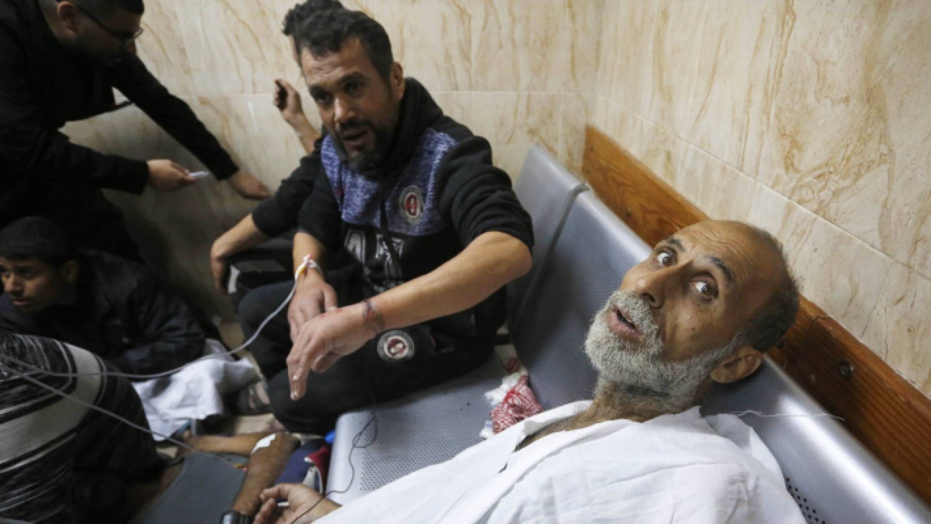 فلسطينيون نجوا من الاعتقال والموت