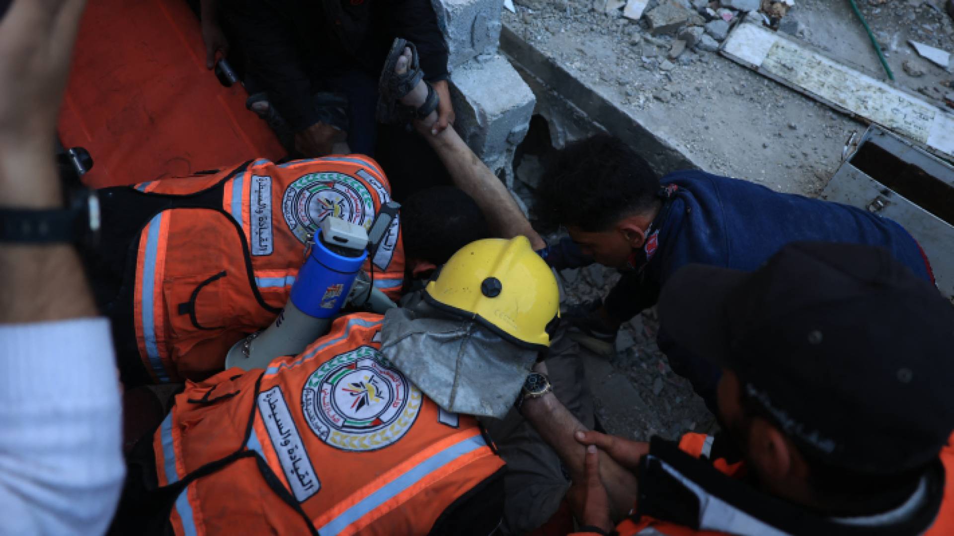 كوادر من الدفاع المدني في غزة أثناء انتشال جثامين الشهداء تحت أنقاض المنازل