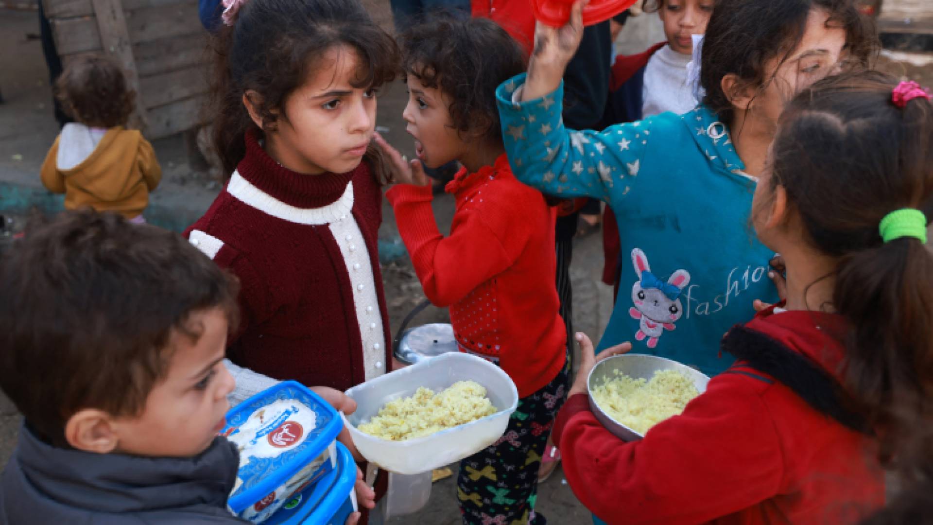 أطفال في غزة يحصلون على جزء قليل من الطعام