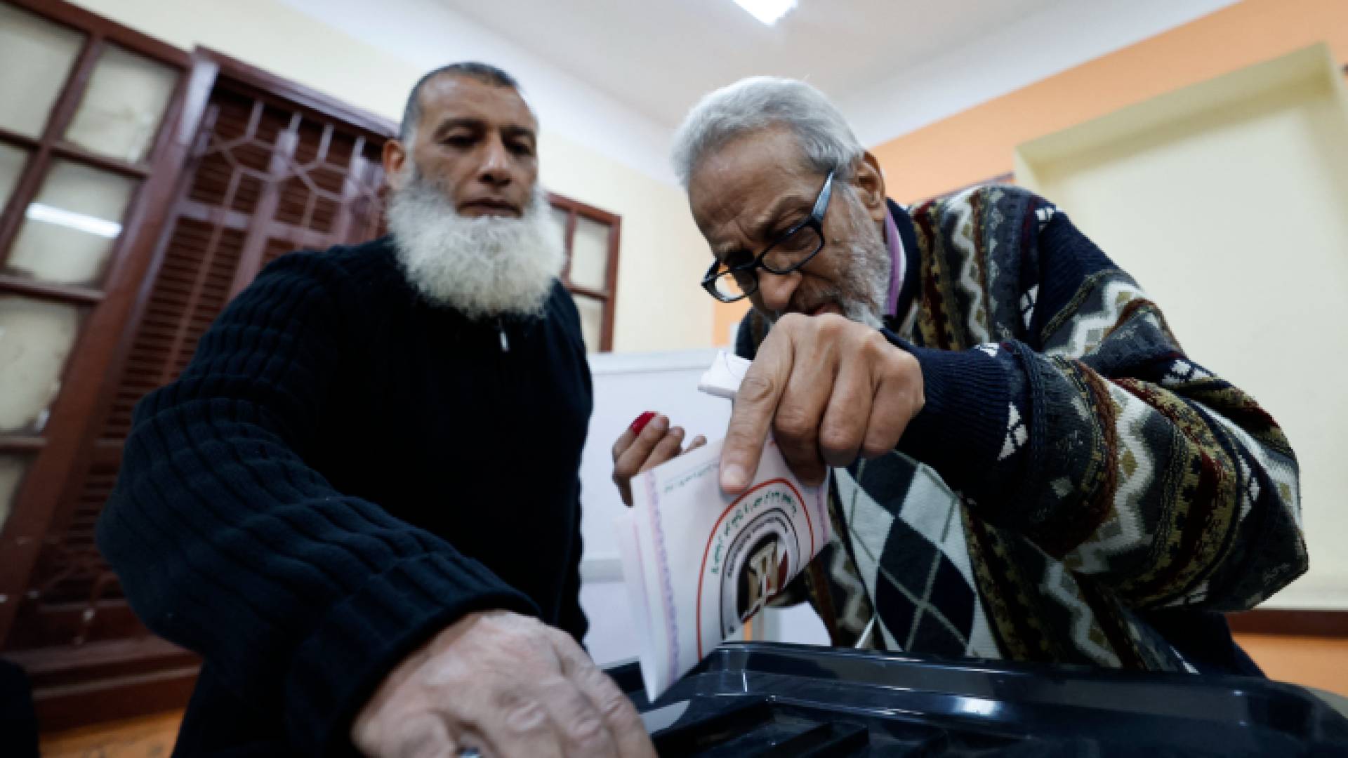 مسن مصري يدلي بصوته خلال الانتخابات الرئاسية