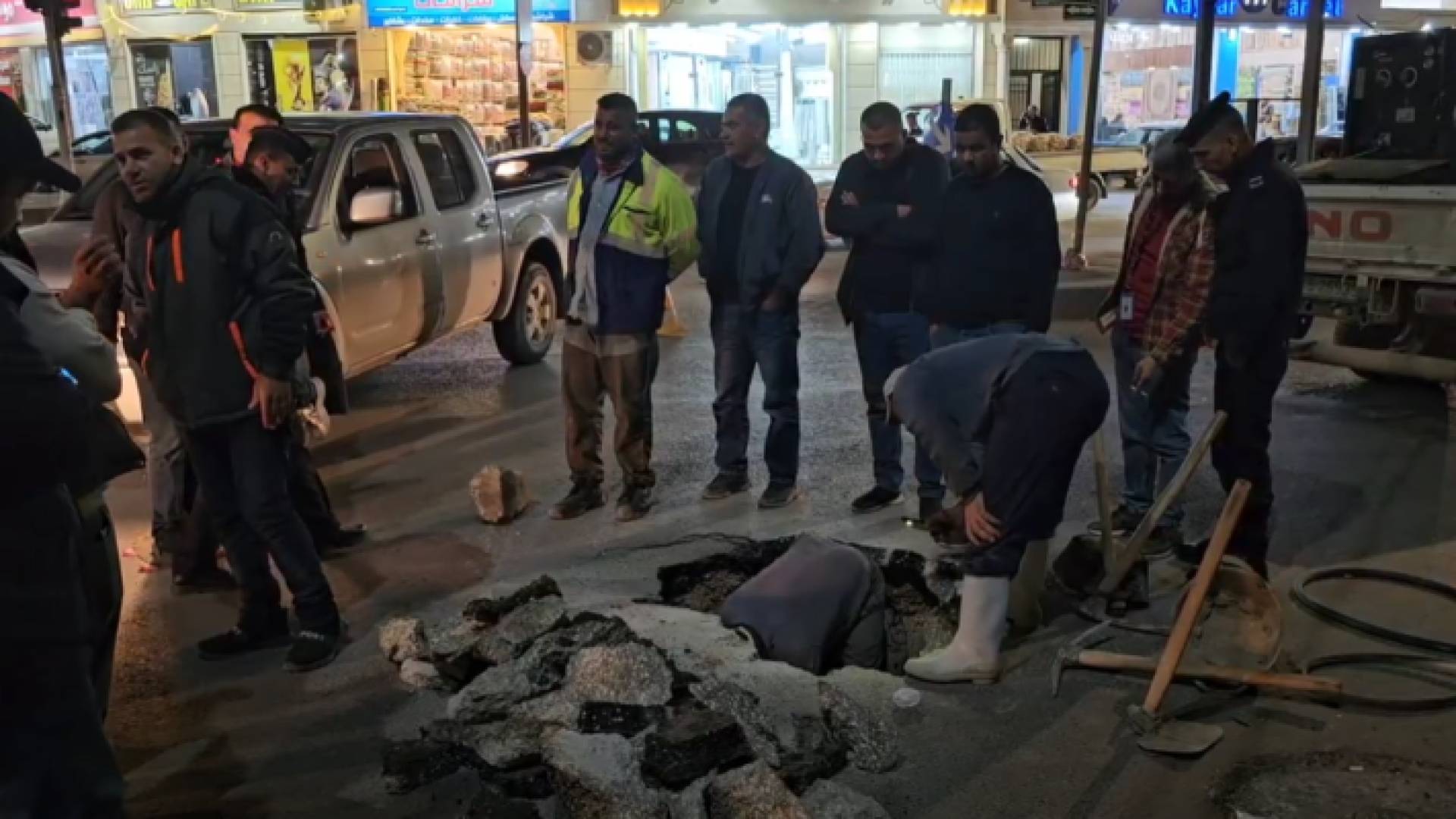 من موقع هبوط جزء من شارع الثلاثين الرئيسي وسط مدينة إربد