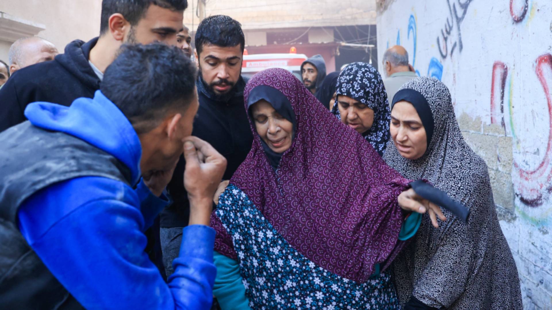 فلسطينيون يبكون ألما على فراق أقربائهم