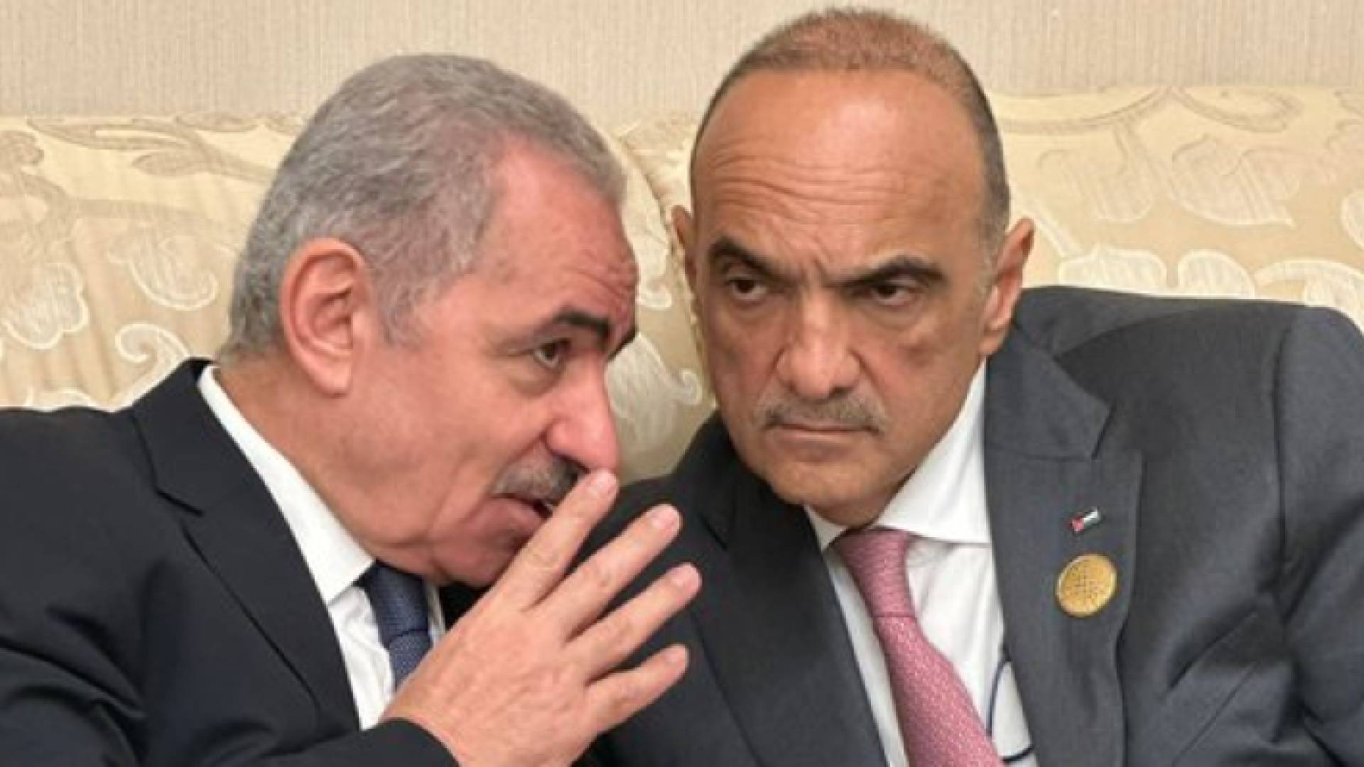 رئيس الوزراء بشر الخصاونة ونظيره الفلسطيني محمد اشتية
