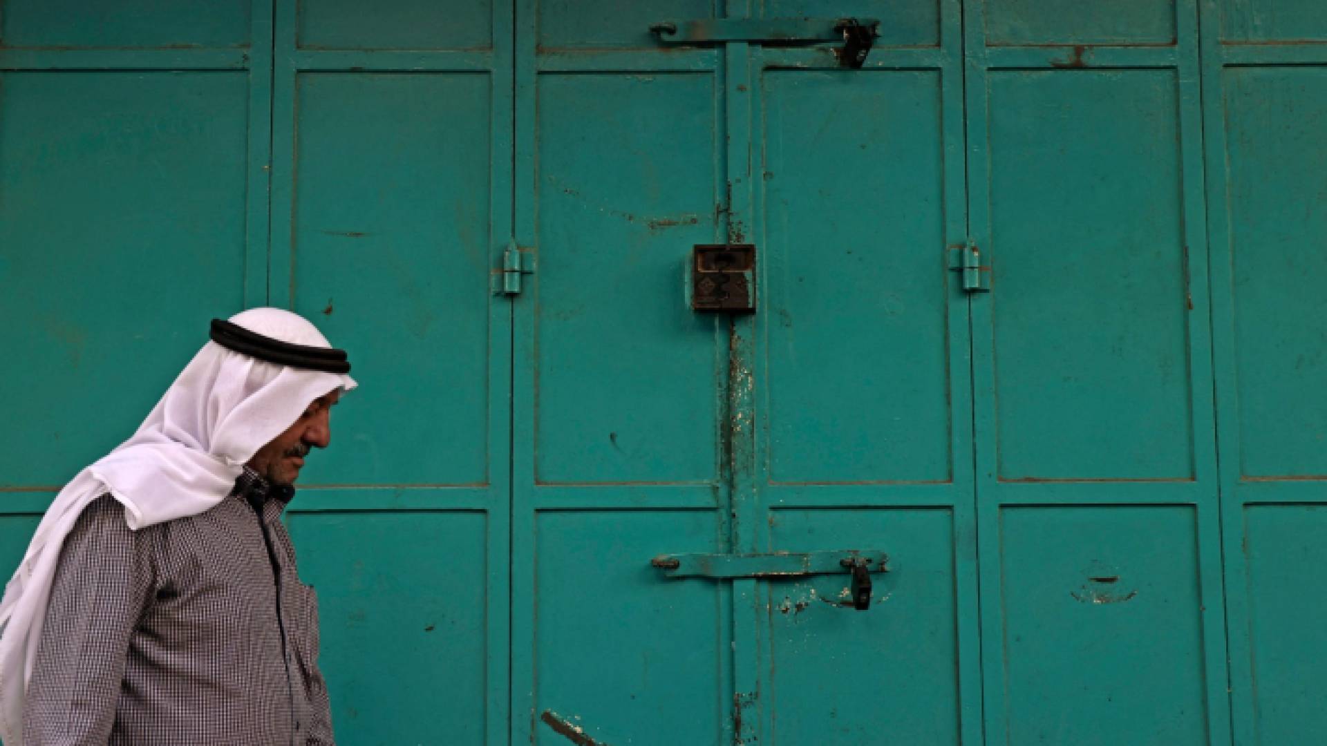 إغلاق محال تجارية تنديدا بالعدوان على غزة