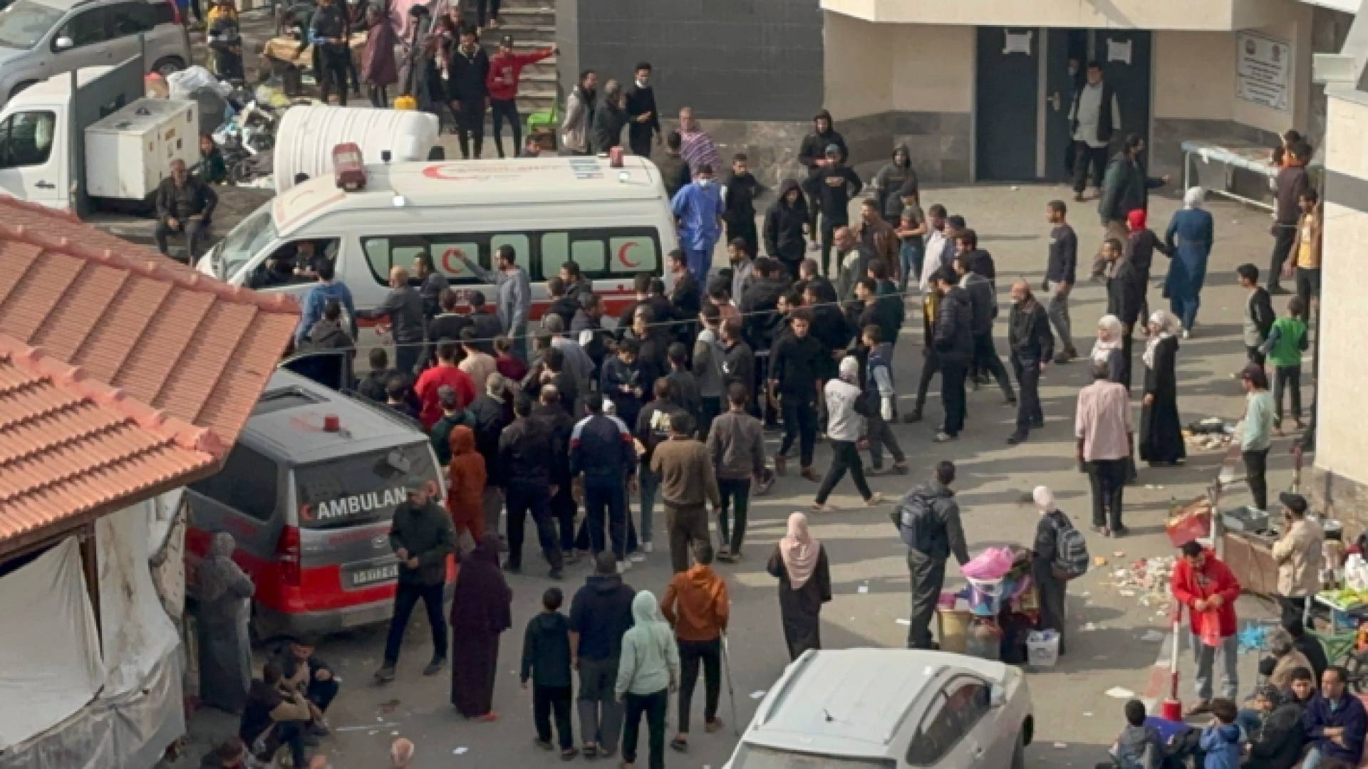 بوابة إحدى مستشفيات غزة
