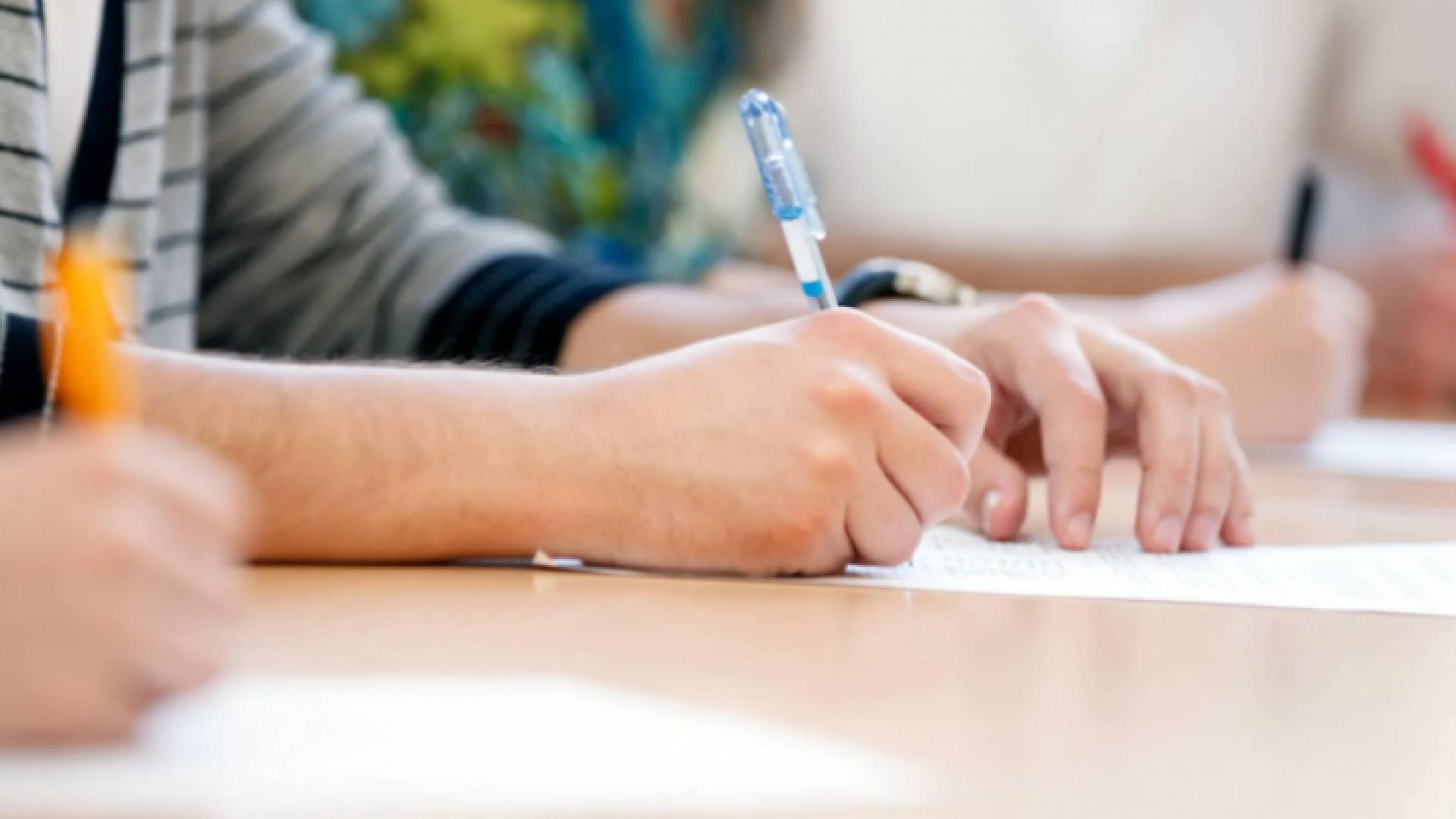 طالب يؤدي امتحان