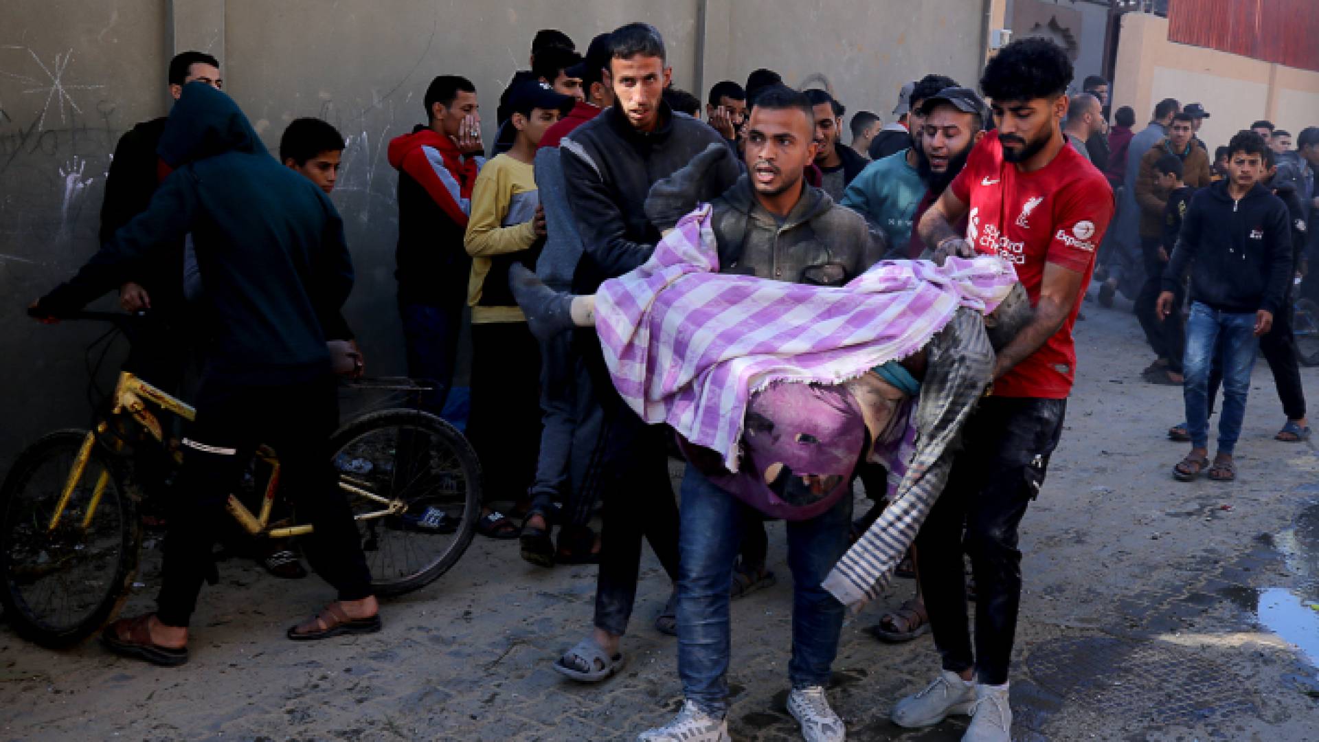 فلسطينيون يحملون شهيدا