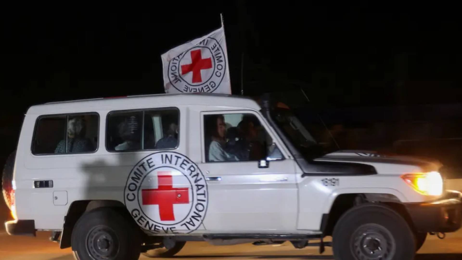 سيارة الصليب الأحمر تقل محتجزين خلال تبادل الأسرى "أرشيفية"