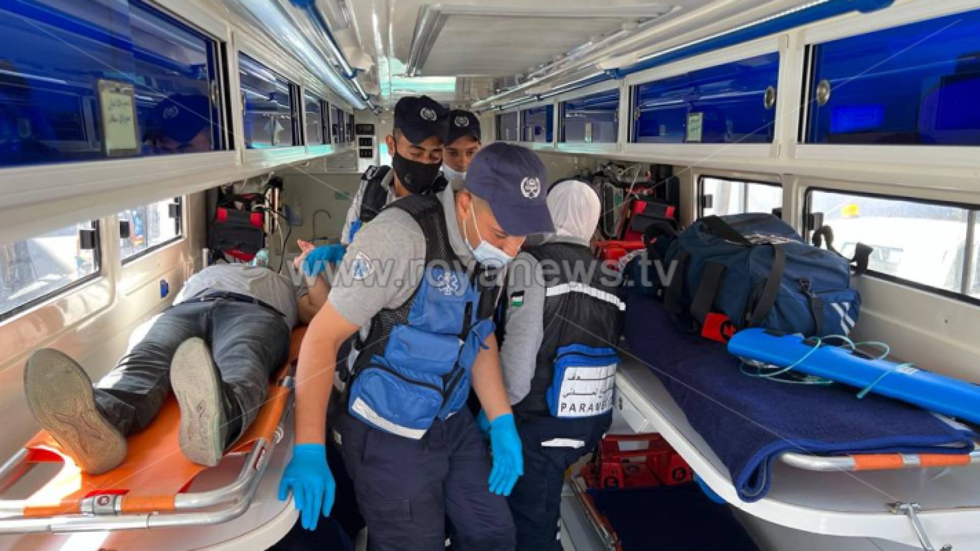 طواقم الدفاع المدني تنقذ شخصا "أرشيفية"