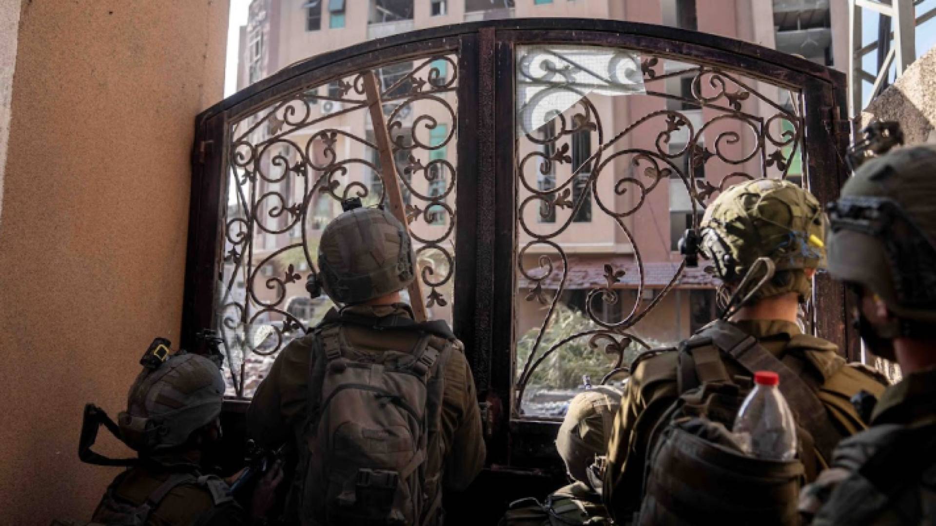 قوة من جيش الاحتلال متحصنة داخل منزل في غزة