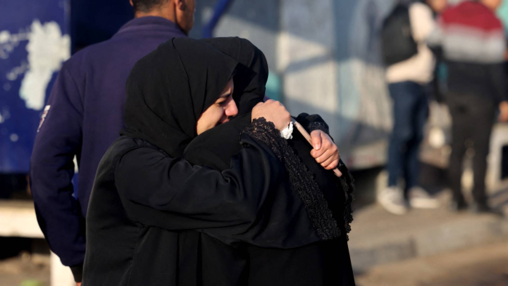 فلسطينيتان تبكيان