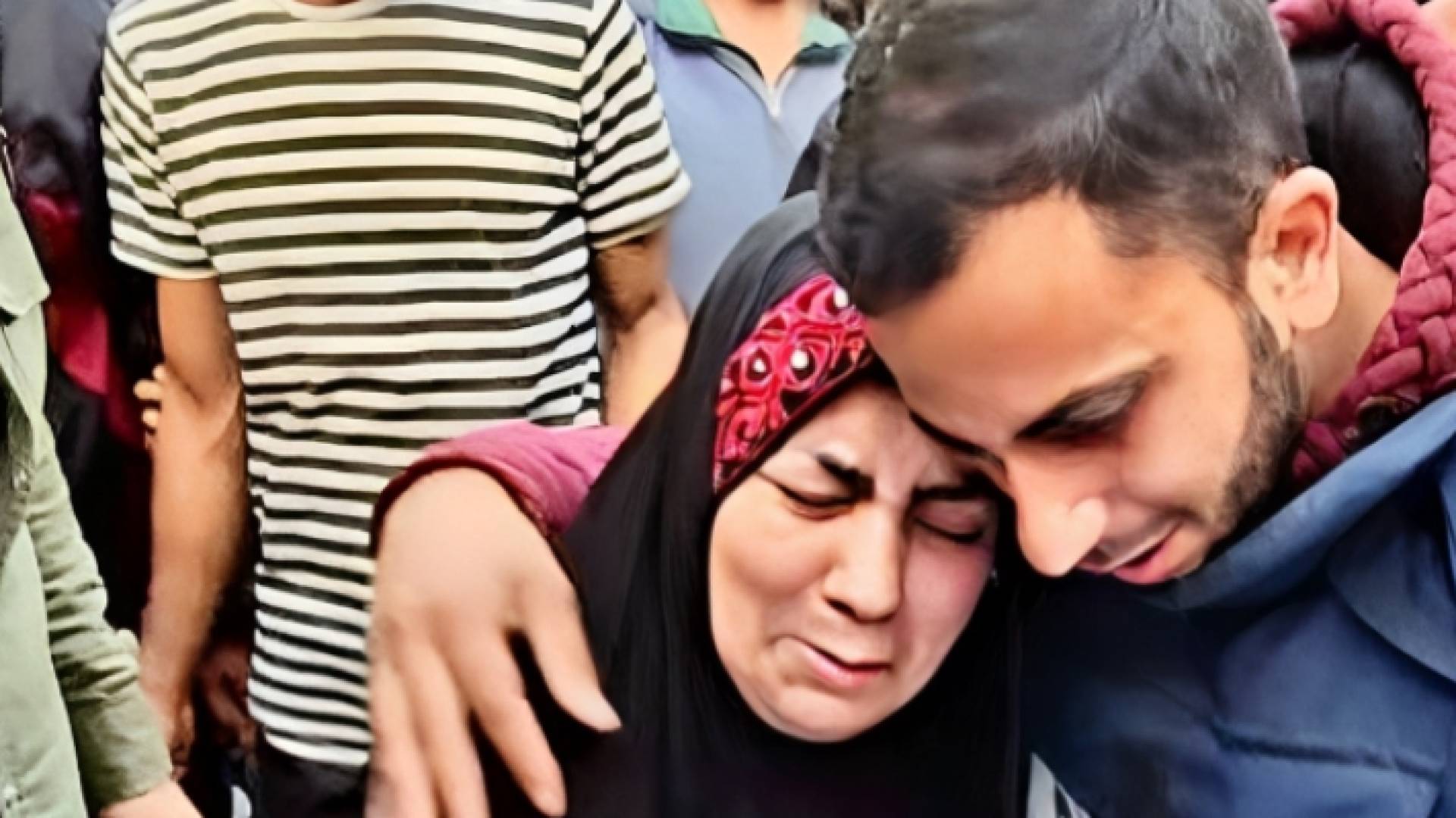 الصحفي أنس الشريف ووالدته لحظة وداع والده