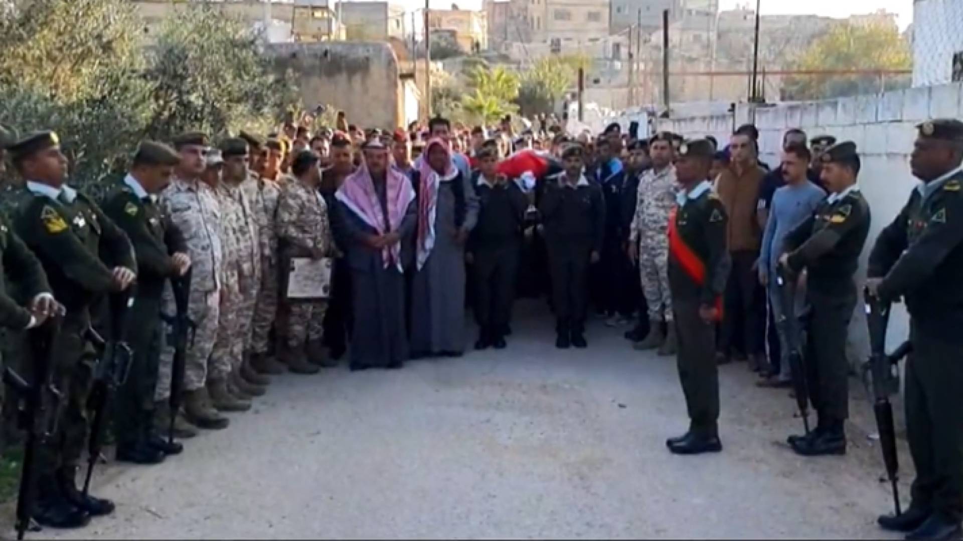 الصورة من تشيع جثمان الشهيد الوكيل أول إياد النعيمي