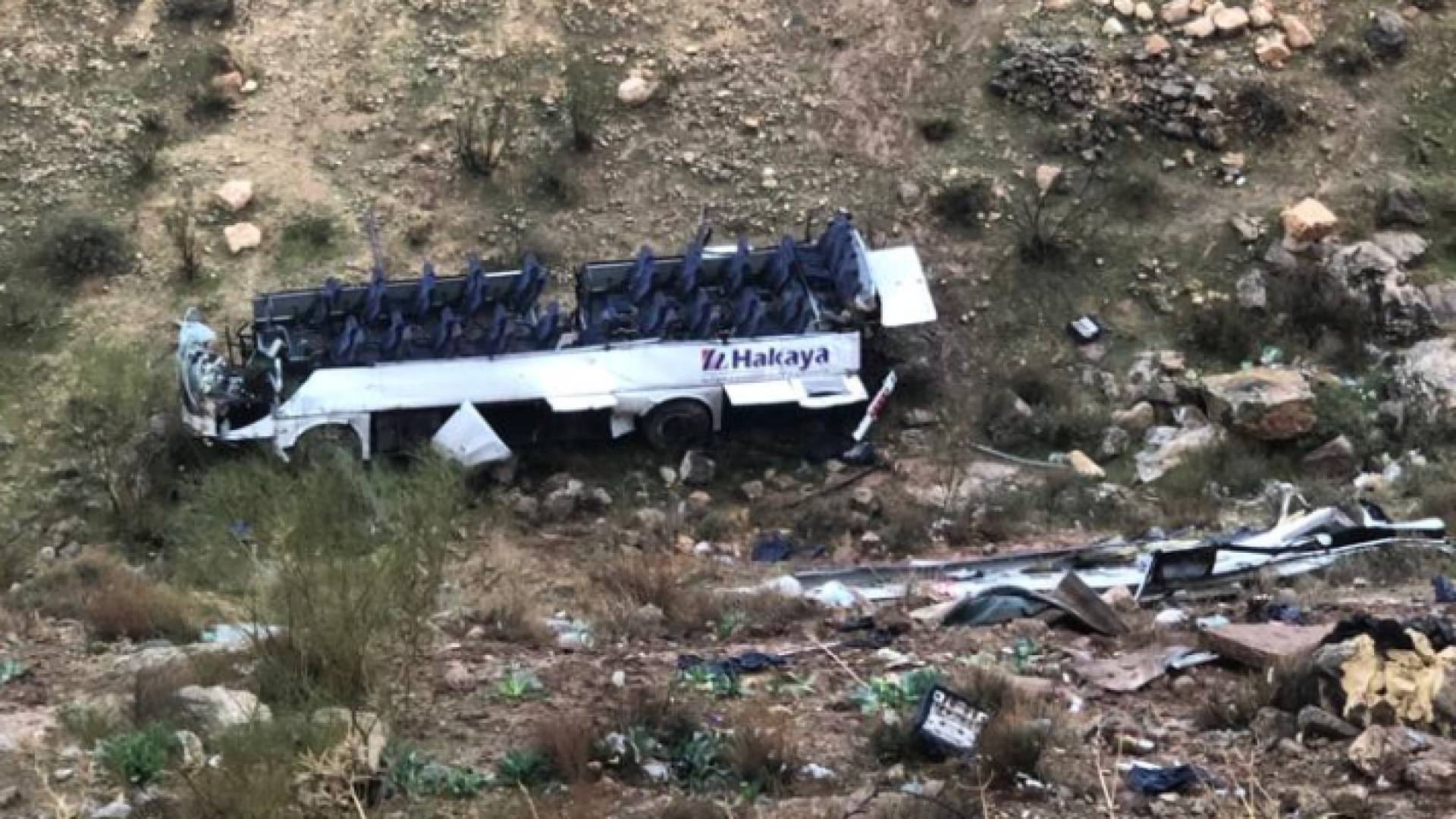 صورة الحافلة عقب انقلابها في الوادي