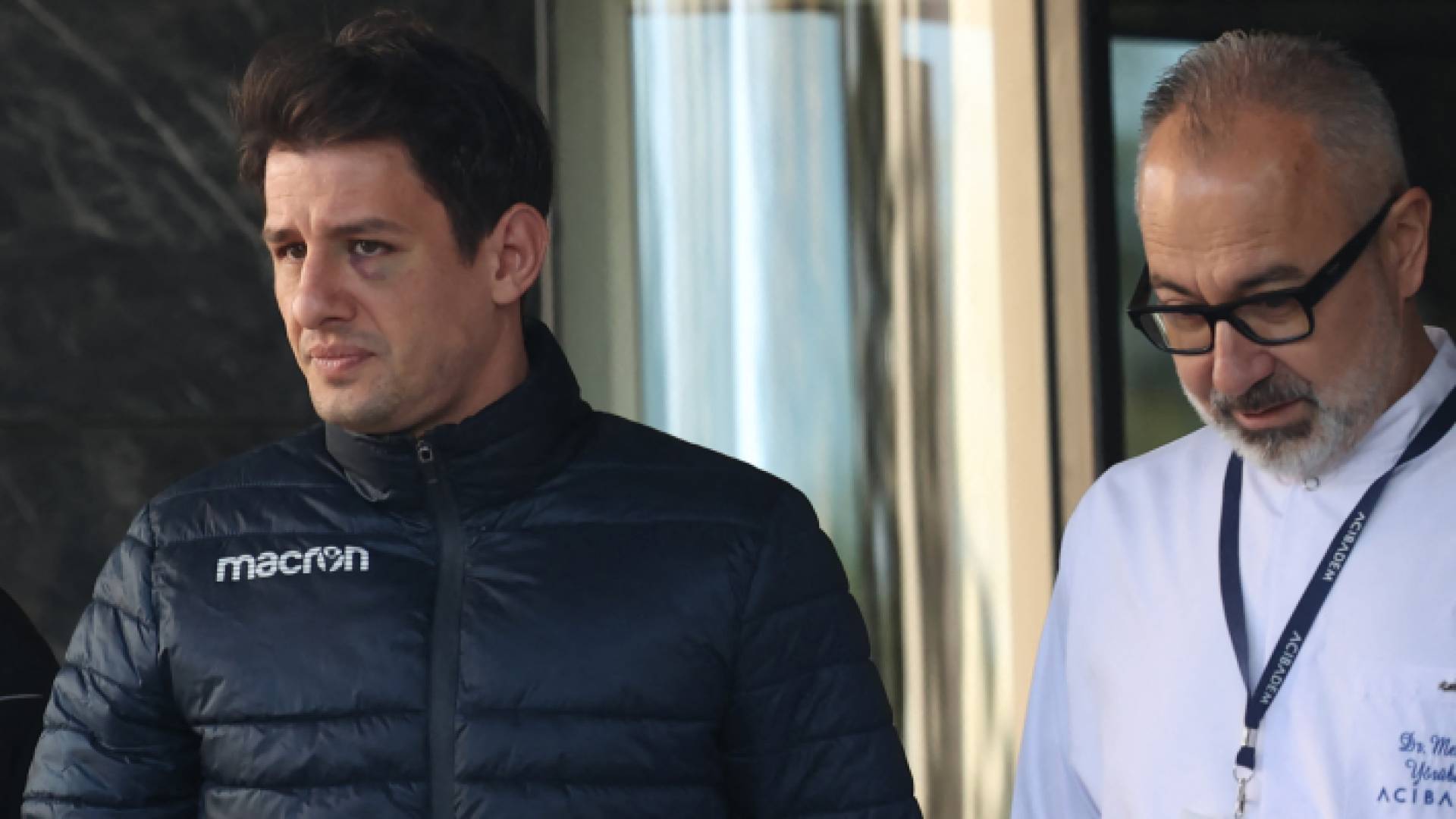 الحكم خليل أوموت أثناء خروجه من المستشفى