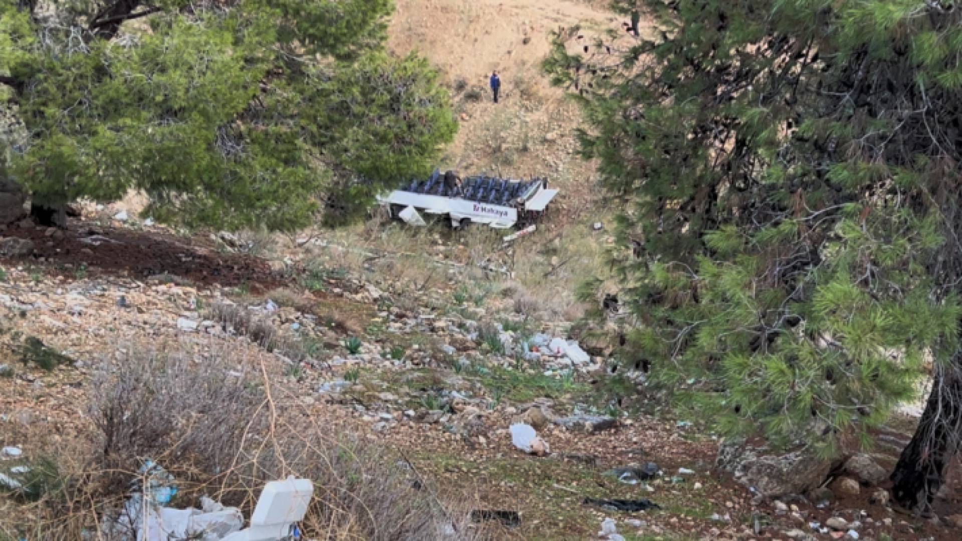 جانب من الحادث بعد سقوط الحافلة في واد على طريق سلحوب