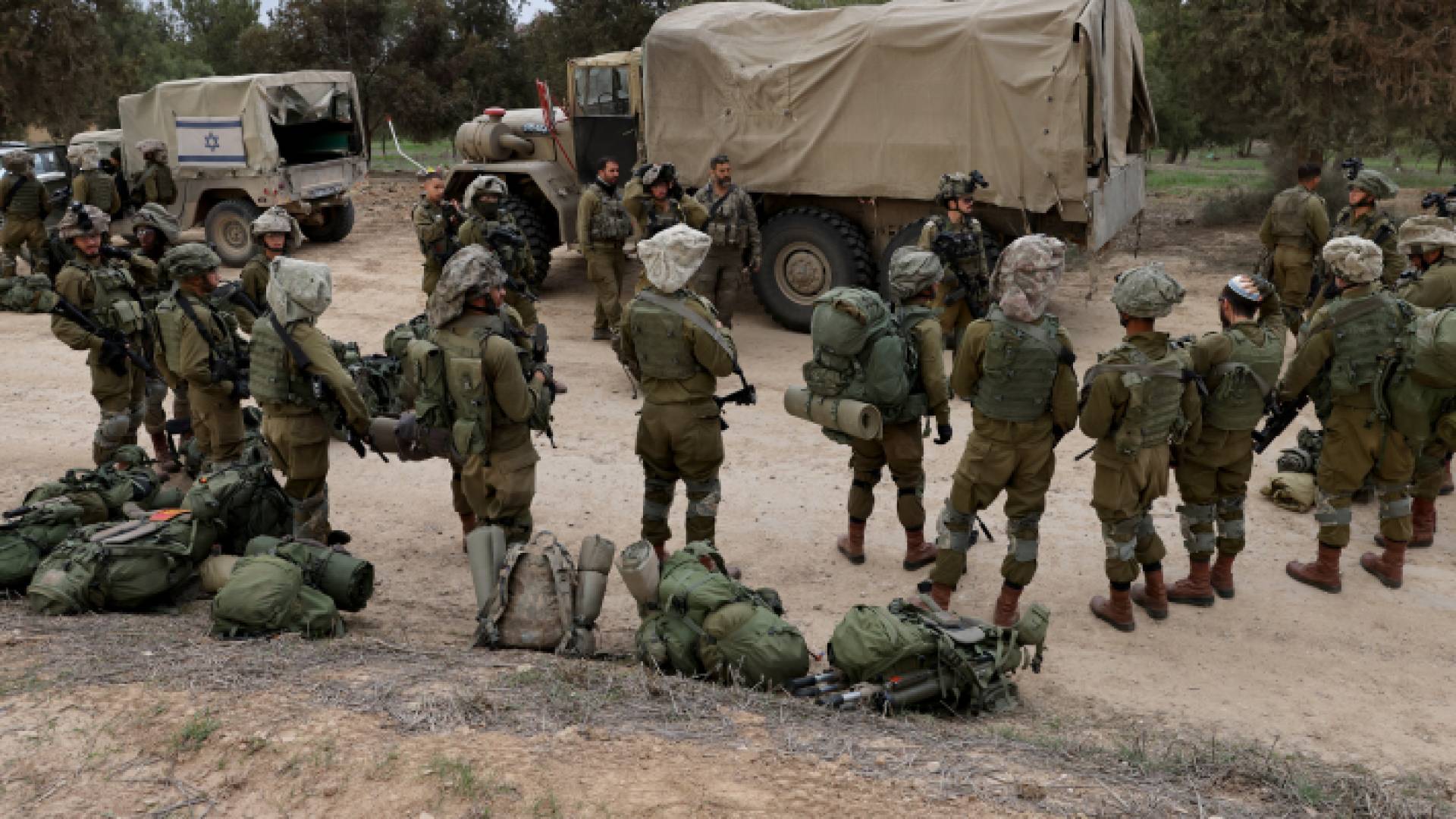 عناصر من قوات الاحتلال الإسرائيلي ودبابة صهيونية