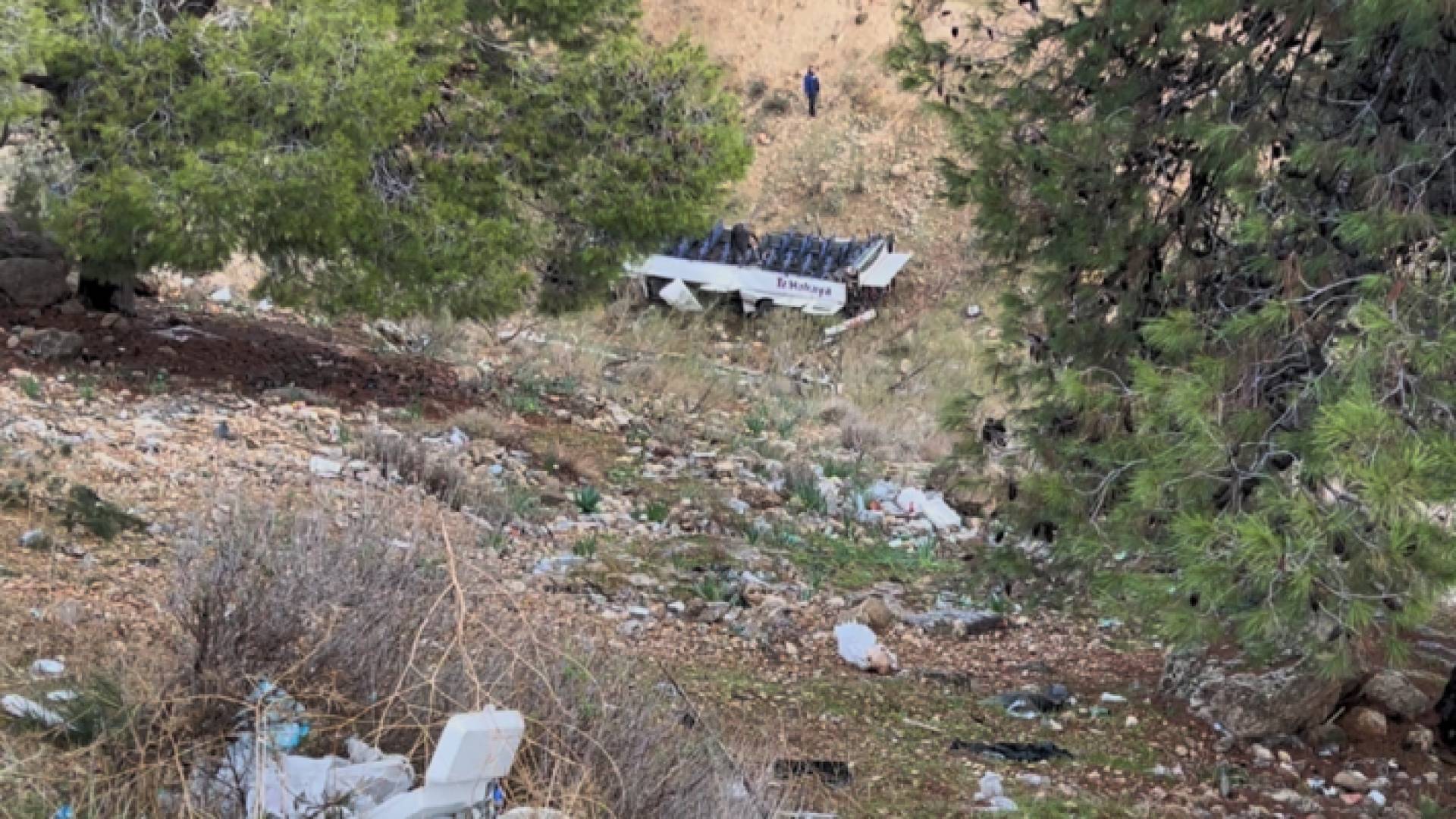 الحافلة بعد انقلابها على طريق سلحوب