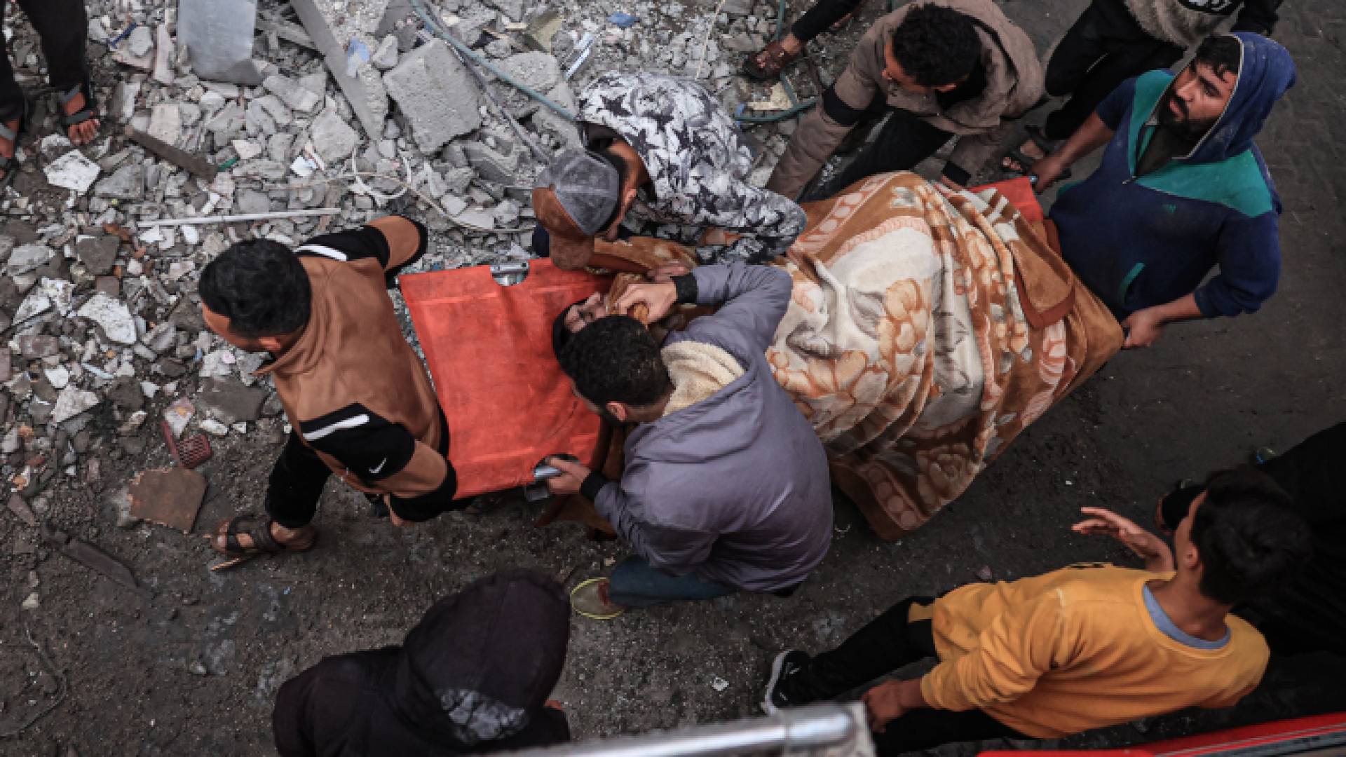 فلسطينيون بعد استهداف منازلهم في قطاع غزة