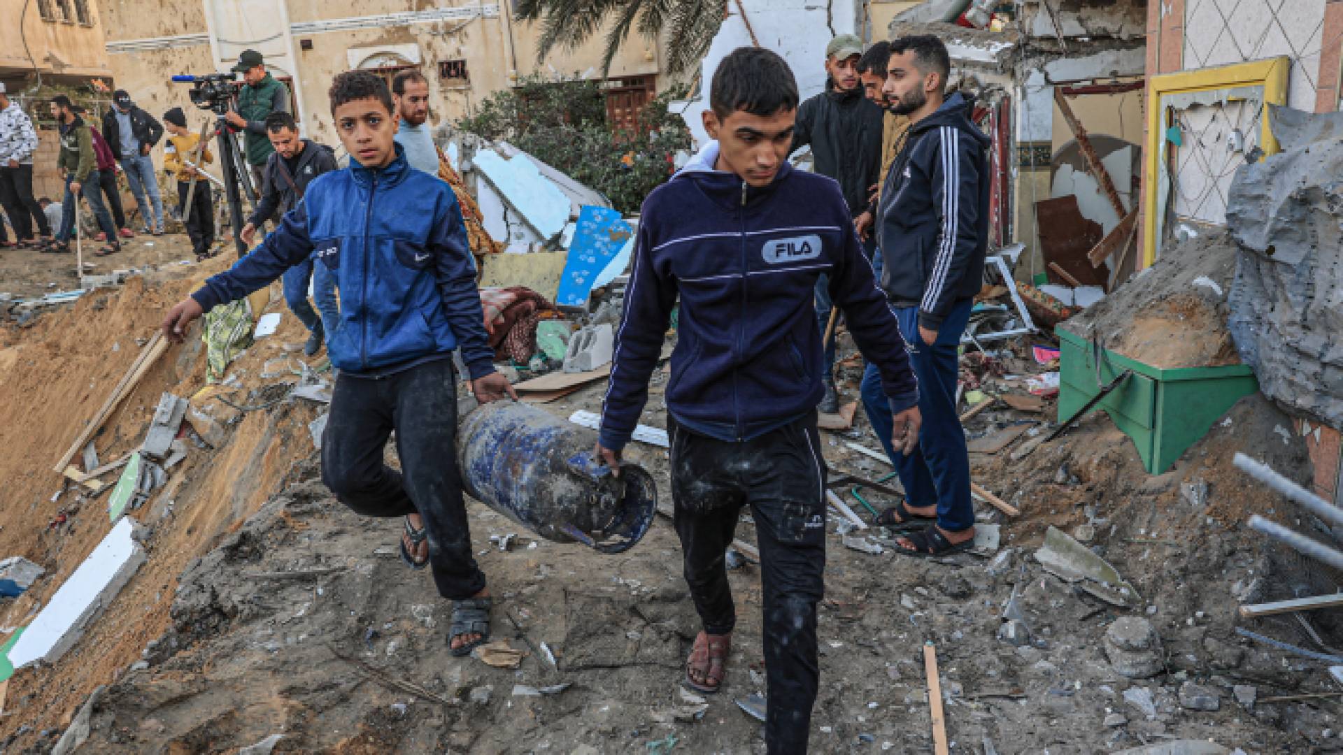 فلسطينيون أثناء في أعقاب قصف للاحتلال على قطاع غزة