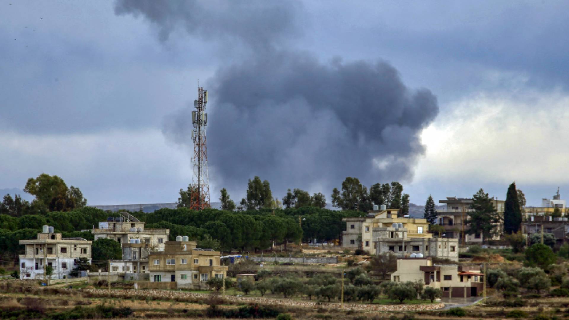الصورة من قصف الاحتلال بالقرب من قرية طير حرفا - AFP