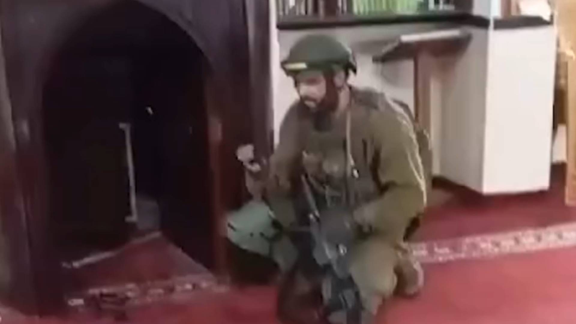 لقطة من الفيديو لجندي من الاحتلال يندس أحد المساجد في جنين