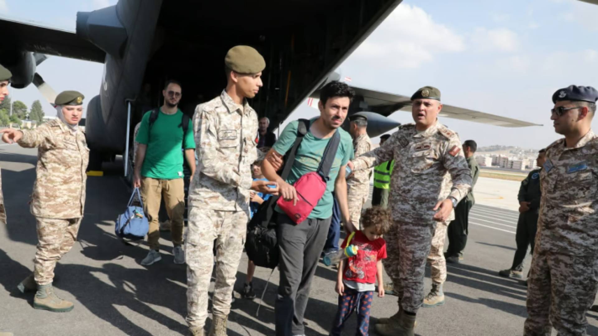 لحظة وصول طائرة أردنية تحمل على متنها أردنيين جرى إجلاؤهم من قطاع غزة قبل أسابيع