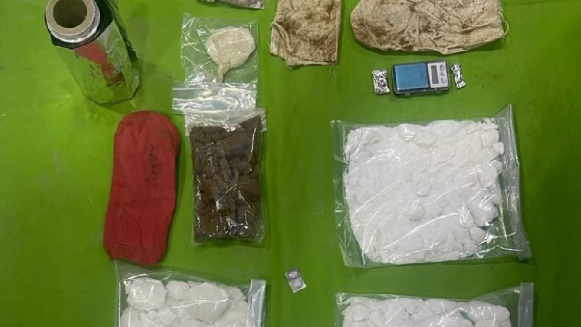 مواد مضبوطة مع المروجين