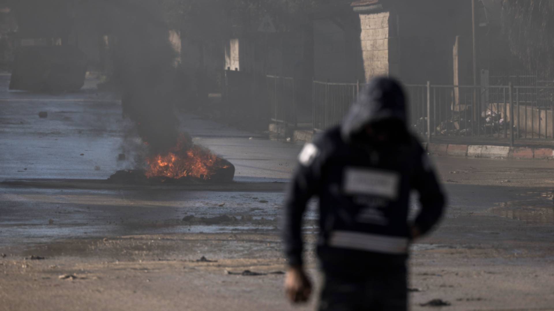 فلسطيني في مواجهة الاحتلال الإسرائيلي - أ ف ب