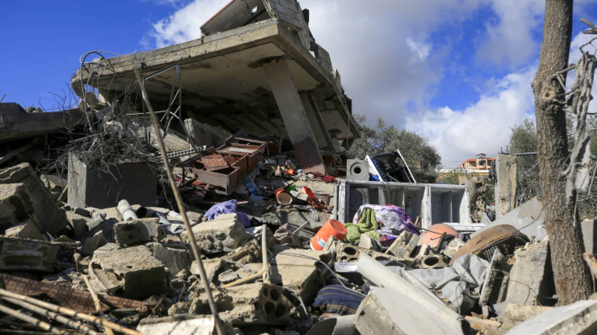 صورة تظهر منزلا مدمرا بعد قصف الاحتلال على قرية عيترون في جنوب لبنان - AFP
