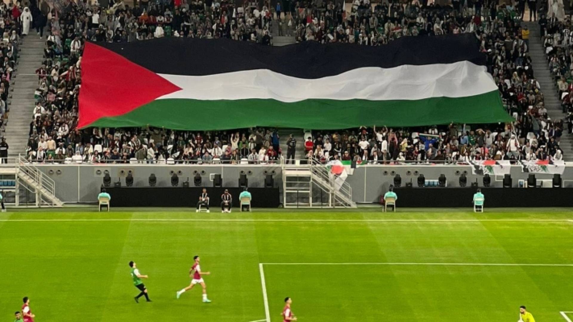 علم فلسطين في مدرجات المباراة الخيرية