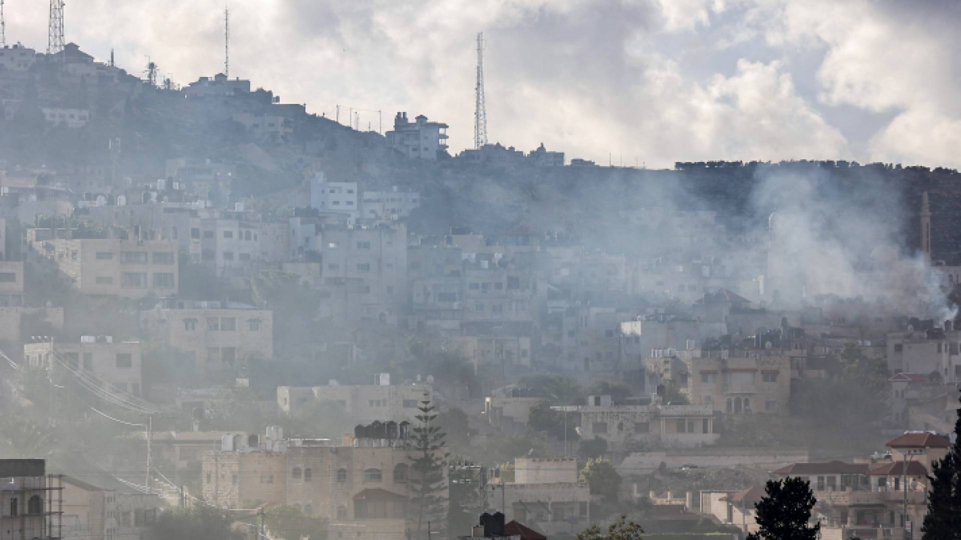 أعمدة دخان تتصاعد بعد قصف الاحتلال الإسرائيلي لاحد المخيمات في الضفة