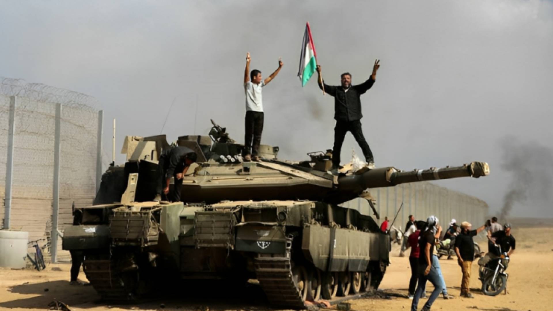 رفع علم فلسطين فوق دبابة للاحتلال خلال طوفان الأقصى